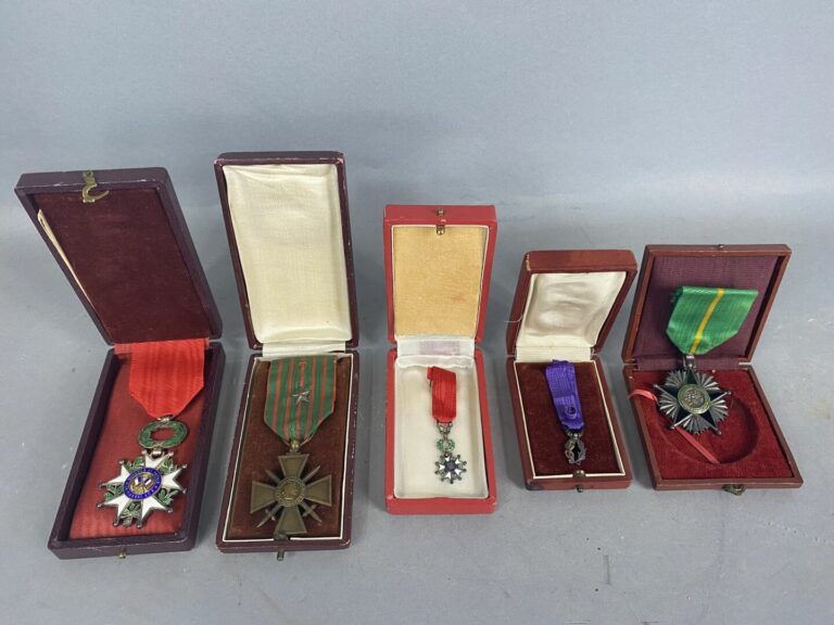 Important ensemble de médailles commémoratives et décorations notamment croix d…