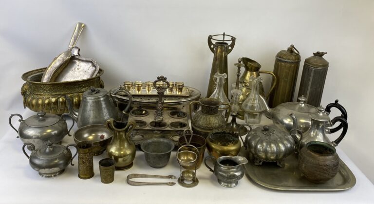 Important ensemble de métal et métal doré comprenant vases, bols, théière, cruc…