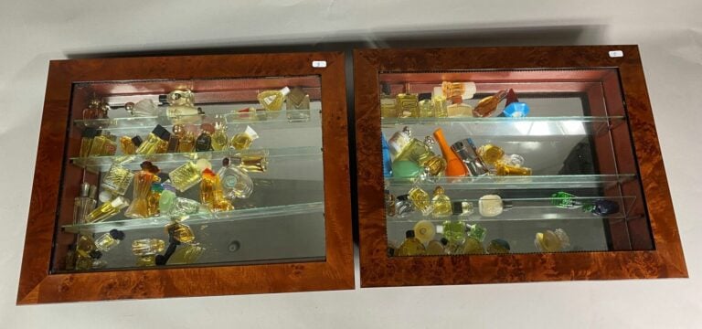 Important ensemble de miniatures de parfum, présentées dans des vitrines murale…