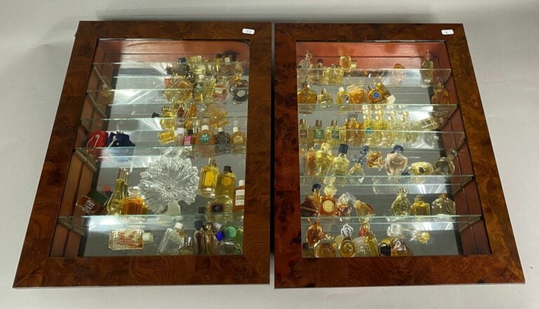 Important ensemble de miniatures de parfum, présentées dans des vitrines murale…