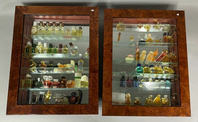 Important ensemble de miniatures de parfum, présentées dans des vitrines murale…