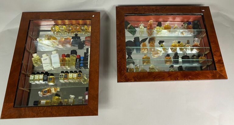 Important ensemble de miniatures de parfum, présentées dans des vitrines murale…