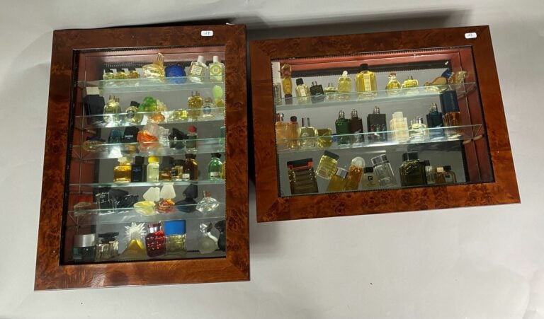 Important ensemble de miniatures de parfum, présentées dans des vitrines murale…