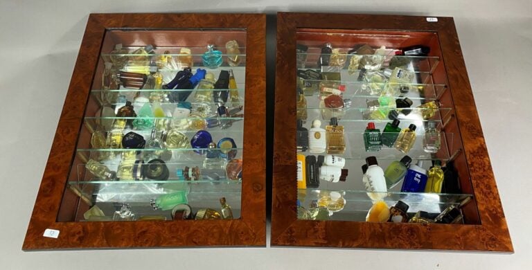 Important ensemble de miniatures de parfum, présentées dans des vitrines murale…