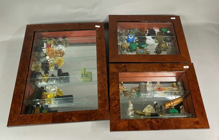 Important ensemble de miniatures de parfum, présentées dans des vitrines murale…