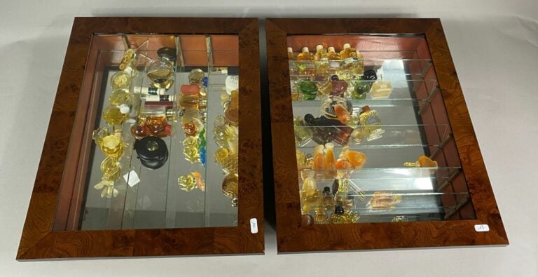 Important ensemble de miniatures de parfum, présentées dans des vitrines murale…