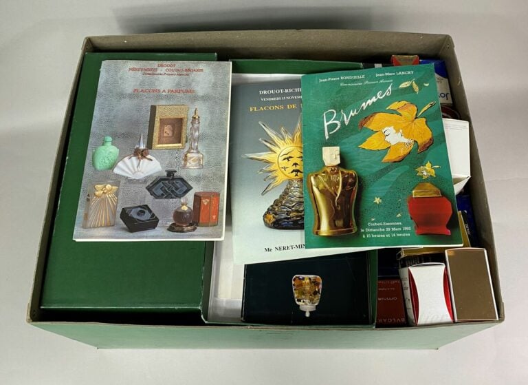Important ensemble de miniatures de parfum, présentées dans des vitrines murale…