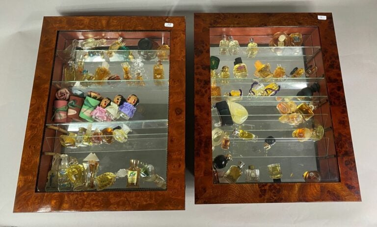 Important ensemble de miniatures de parfum, présentées dans des vitrines murale…