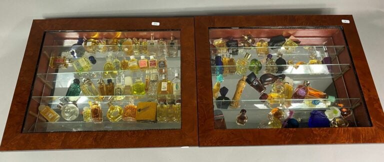 Important ensemble de miniatures de parfum, présentées dans des vitrines murale…