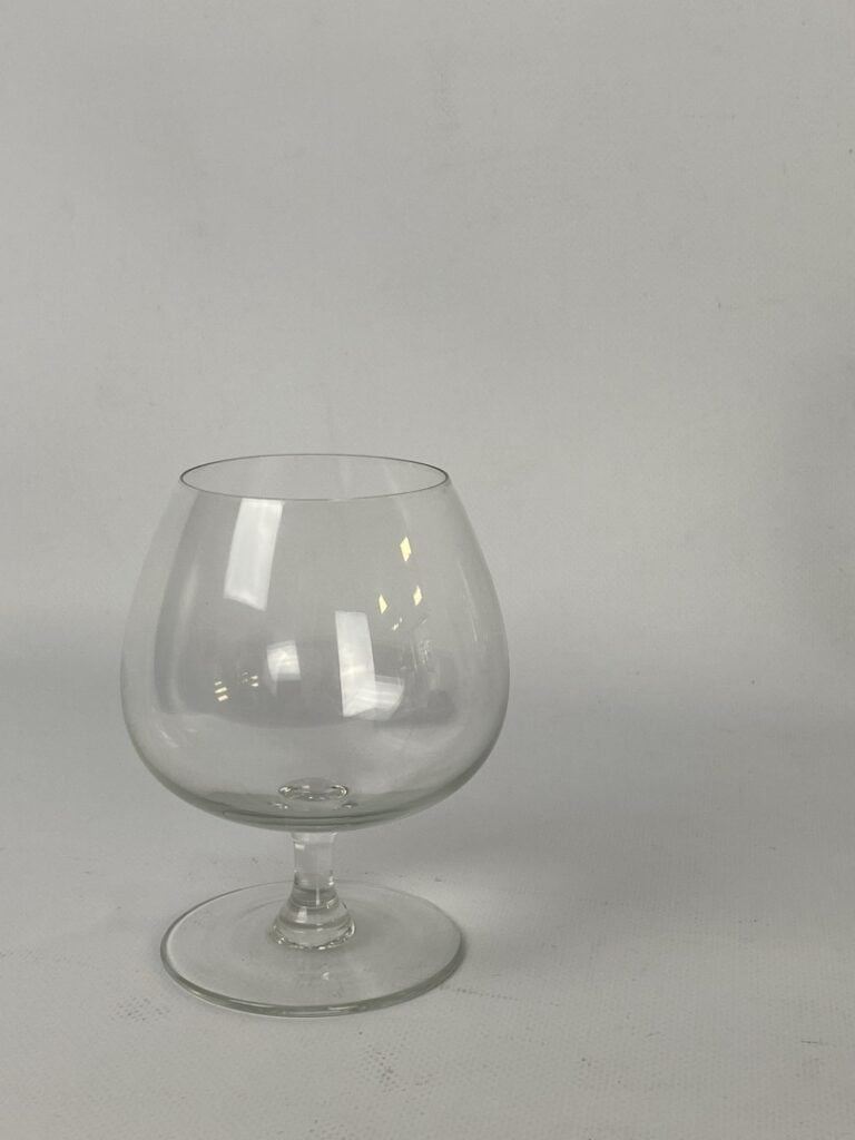 Important ensemble de parties de service de verres en cristal taillé et verre m…