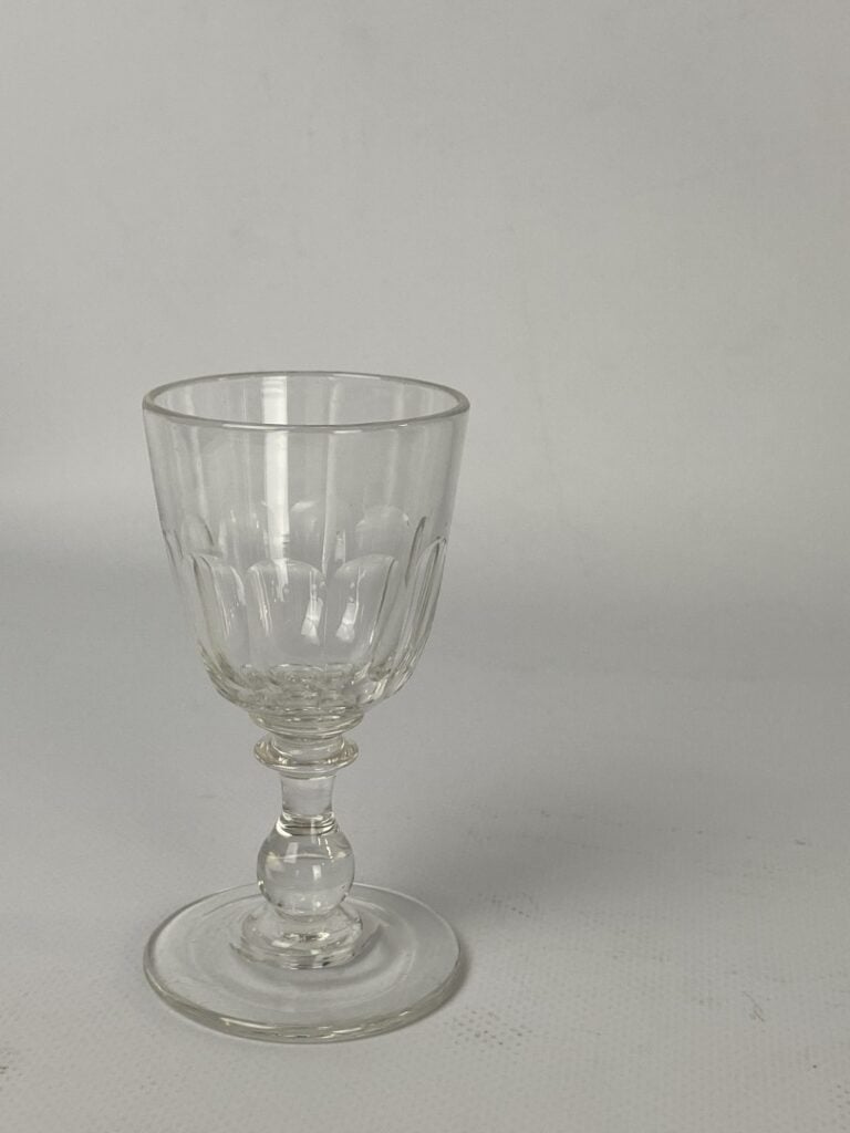 Important ensemble de parties de service de verres en cristal taillé et verre m…