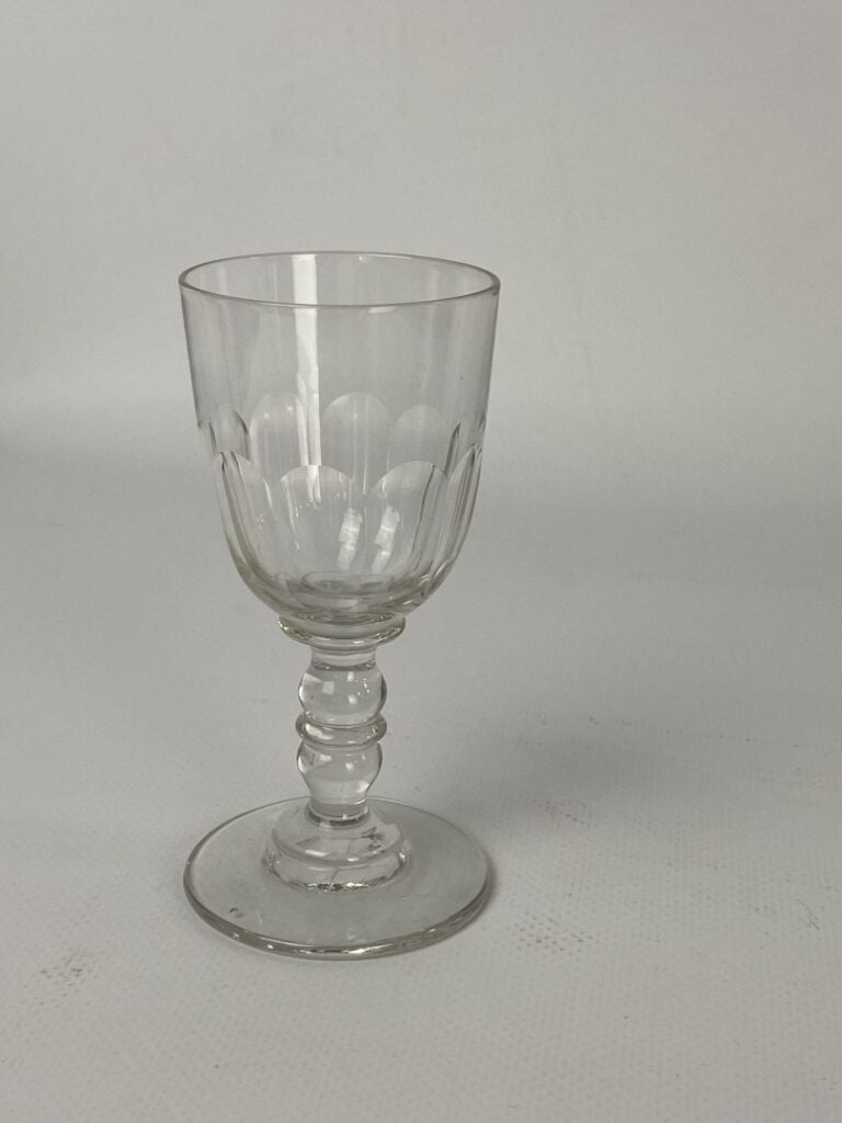 Important ensemble de parties de service de verres en cristal taillé et verre m…