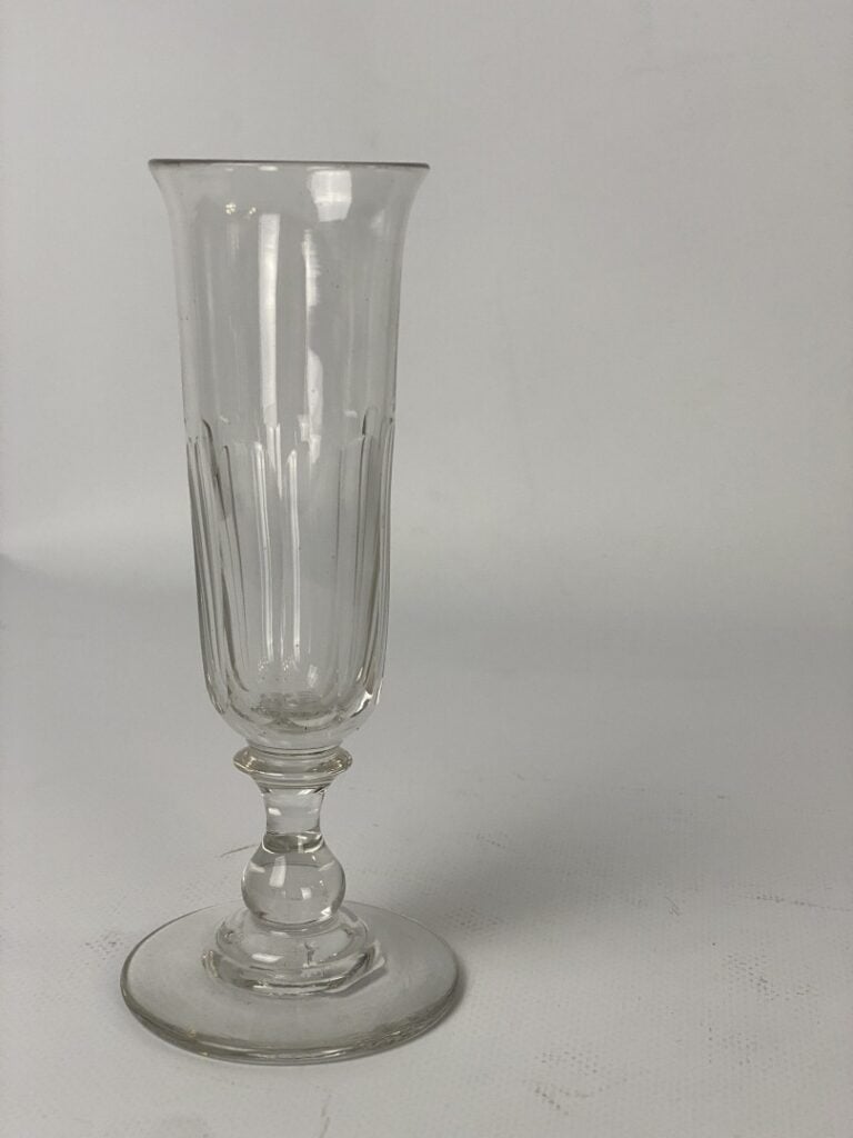 Important ensemble de parties de service de verres en cristal taillé et verre m…