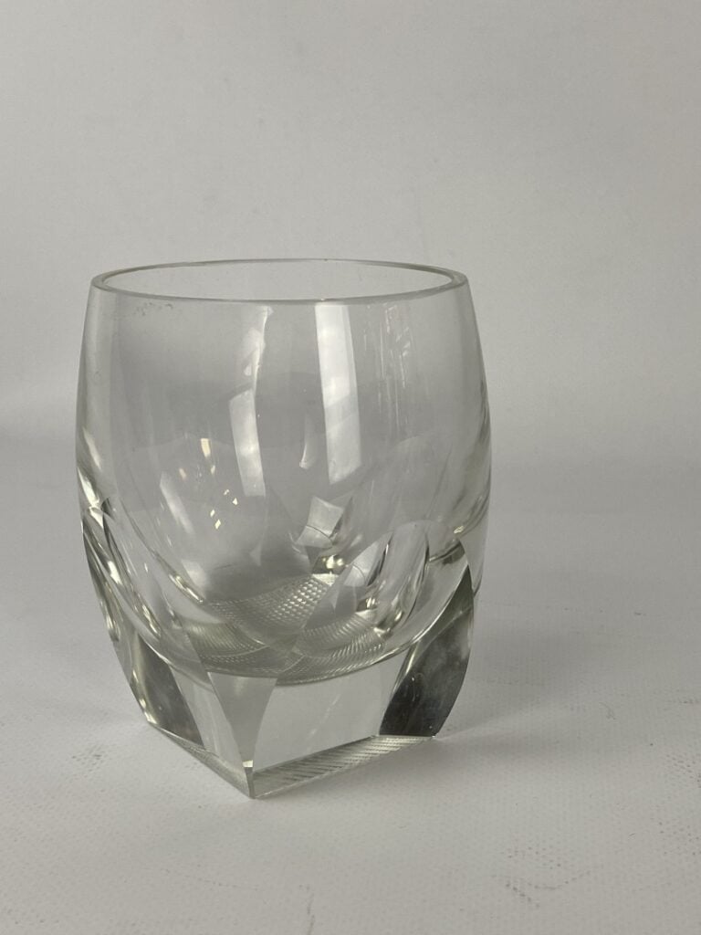 Important ensemble de parties de service de verres en cristal taillé et verre m…