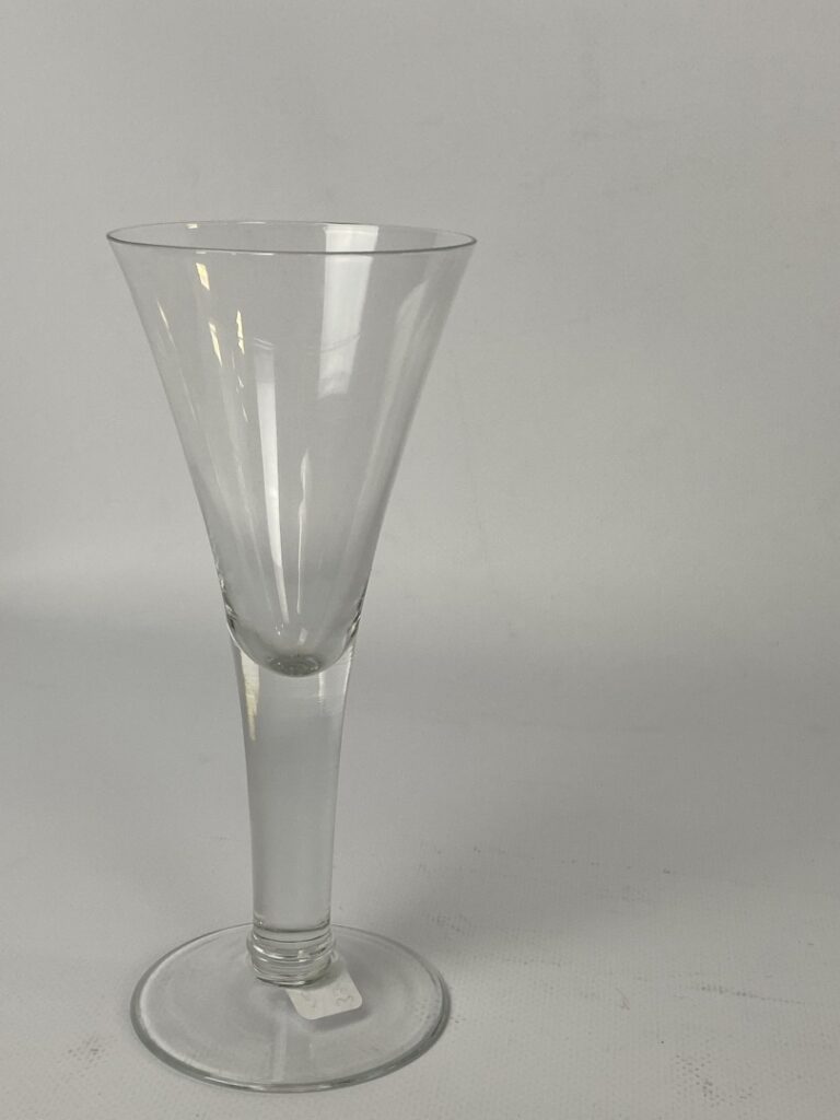 Important ensemble de parties de service de verres en cristal taillé et verre m…