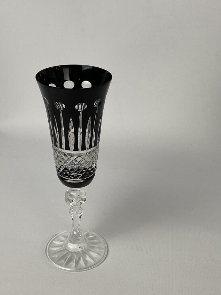 Important ensemble de parties de service de verres en cristal taillé et verre m…