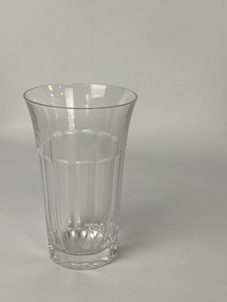 Important ensemble de parties de service de verres en cristal taillé et verre m…
