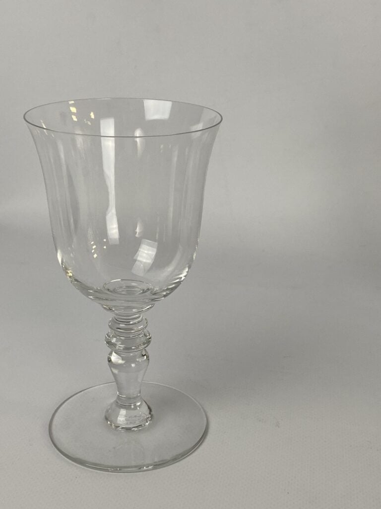 Important ensemble de parties de service de verres en cristal taillé et verre m…