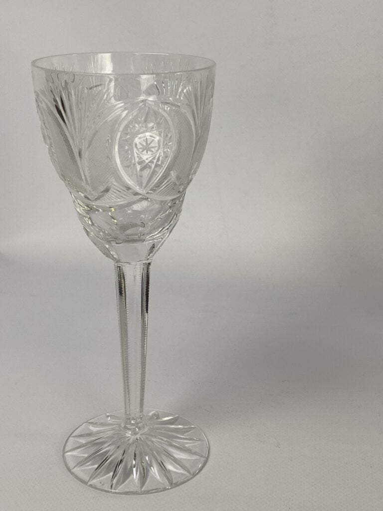 Important ensemble de parties de service de verres en cristal taillé et verre m…