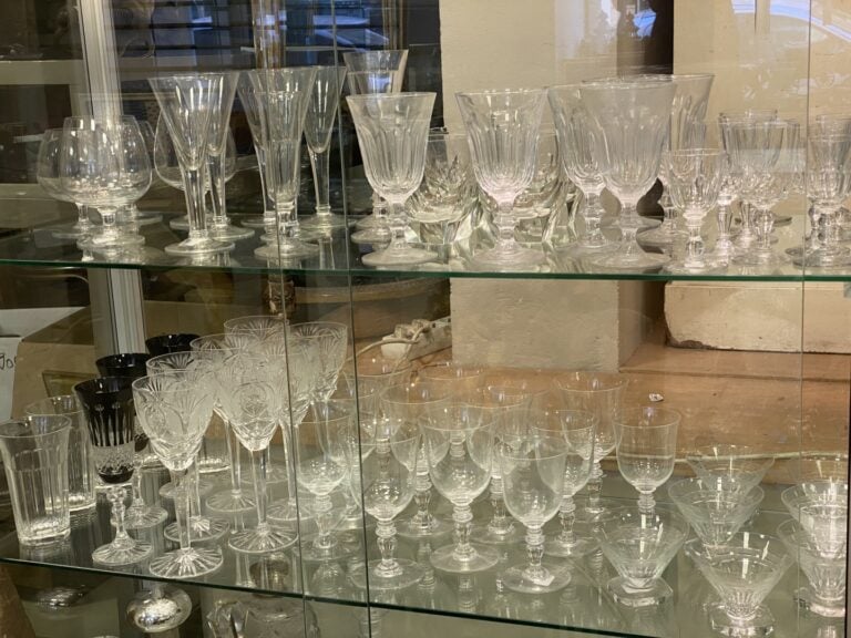 Important ensemble de parties de service de verres en cristal taillé et verre m…