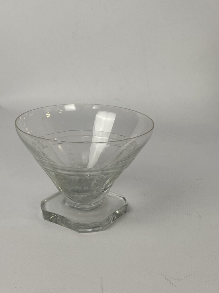 Important ensemble de parties de service de verres en cristal taillé et verre m…