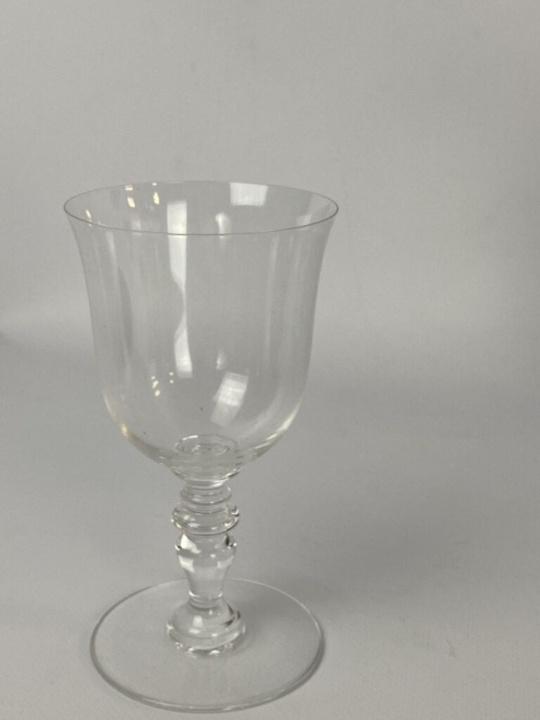 Important ensemble de parties de service de verres en cristal taillé et verre m…