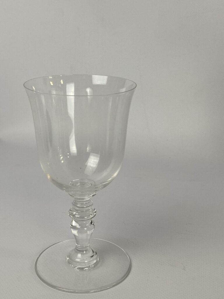 Important ensemble de parties de service de verres en cristal taillé et verre m…