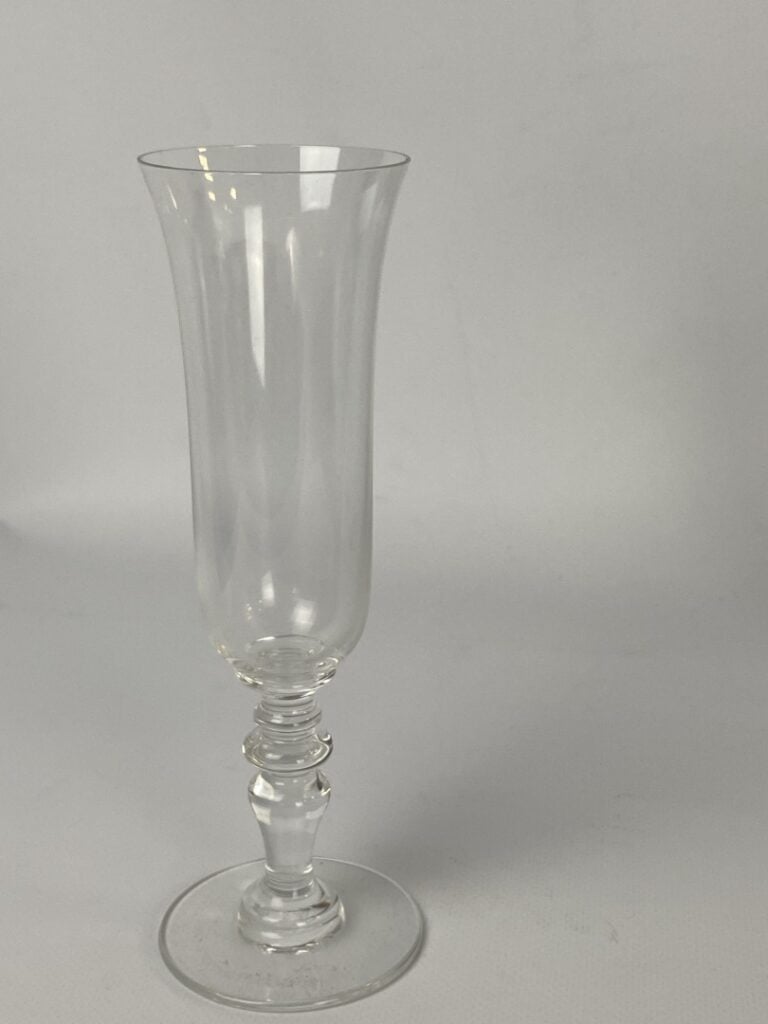 Important ensemble de parties de service de verres en cristal taillé et verre m…