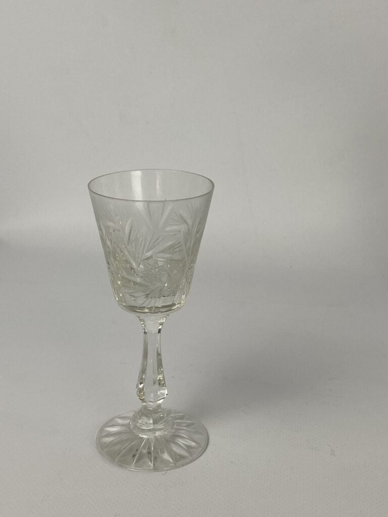 Important ensemble de parties de service de verres en cristal taillé et verre m…