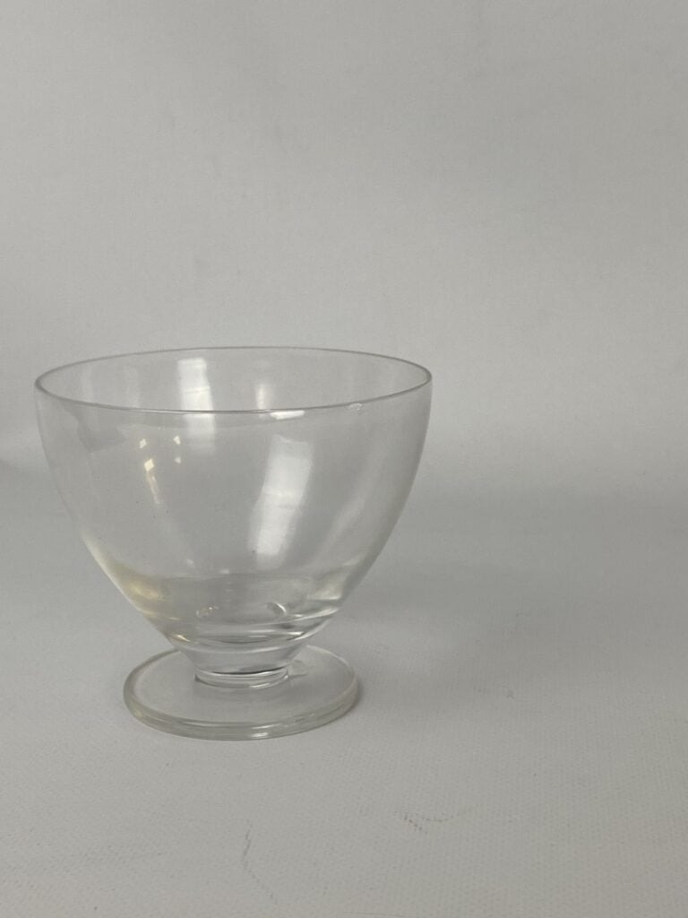 Important ensemble de parties de service de verres en cristal taillé et verre m…