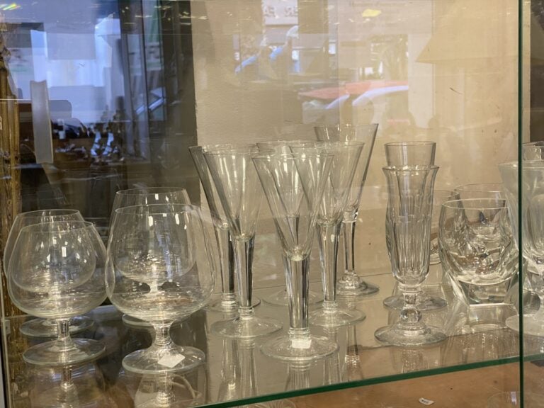 Important ensemble de parties de service de verres en cristal taillé et verre m…