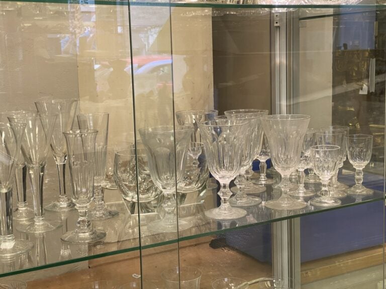 Important ensemble de parties de service de verres en cristal taillé et verre m…