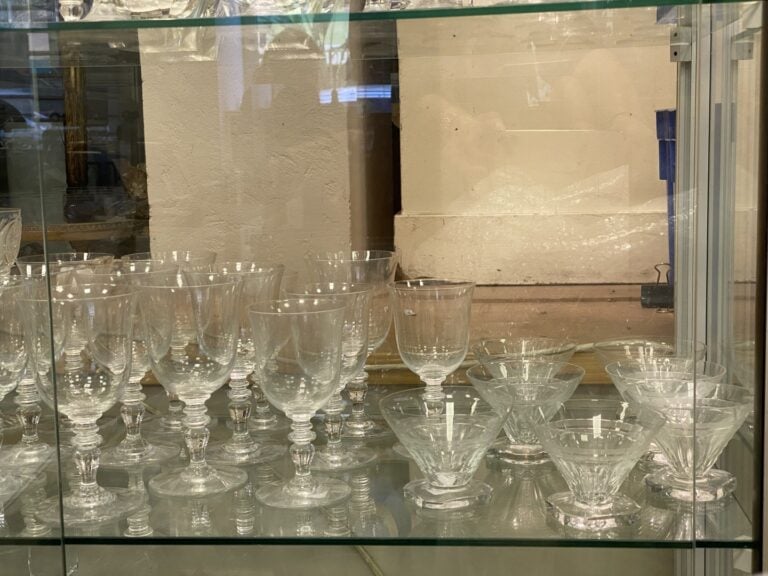 Important ensemble de parties de service de verres en cristal taillé et verre m…