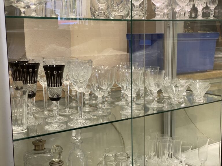 Important ensemble de parties de service de verres en cristal taillé et verre m…