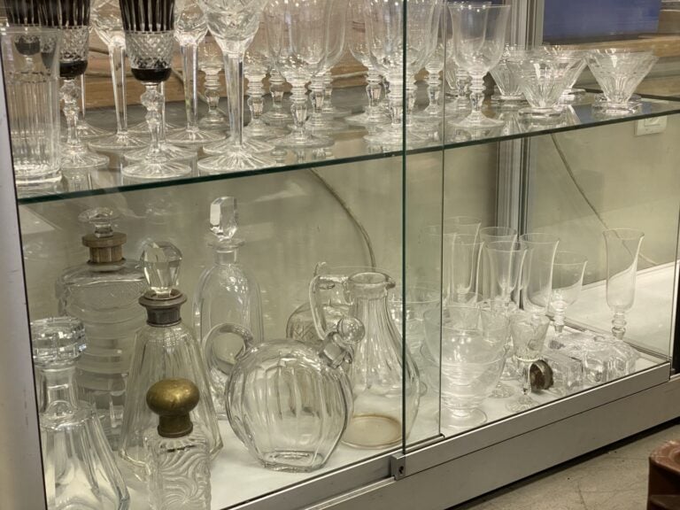 Important ensemble de parties de service de verres en cristal taillé et verre m…