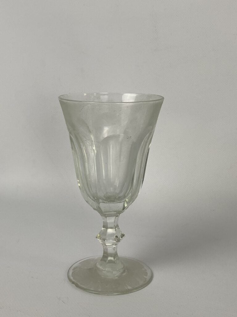 Important ensemble de parties de service de verres en cristal taillé et verre m…