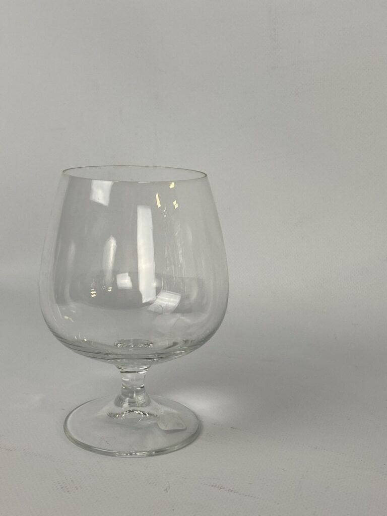 Important ensemble de parties de service de verres en cristal taillé et verre m…