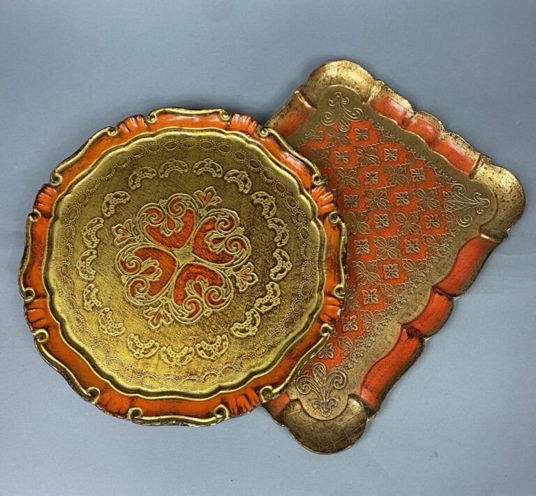 Important ensemble de plateaux en bois peint de tailles et motifs divers à déco…