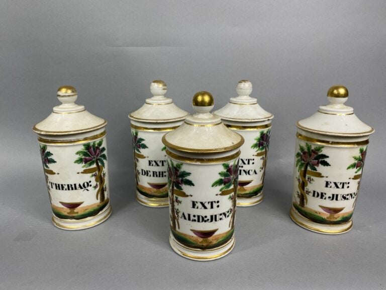 Important ensemble de pots à pharmacie en porcelaine à décor polychrome et file…