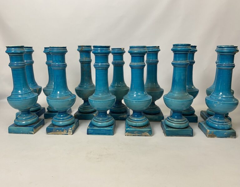 Important ensemble de treize vases balustres en céramique bleue turquoise dans…