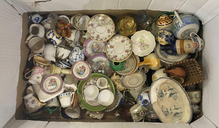 Important ensemble de vaisselle miniature en porcelaine comprenant tasses, peti…