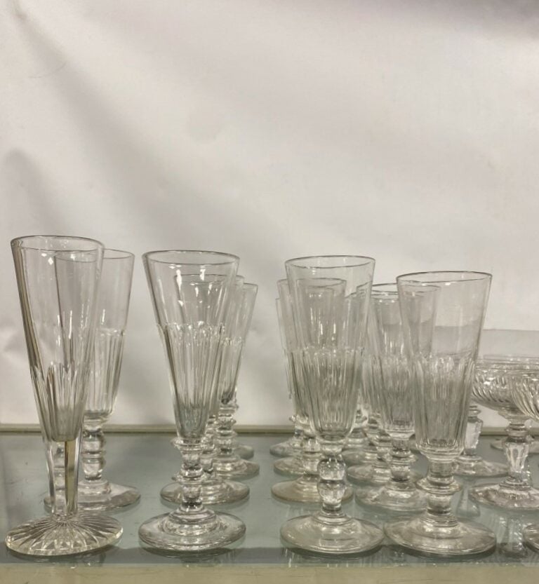 Important ensemble de verrerie comprenant une trentaine de coupes et verres sur…