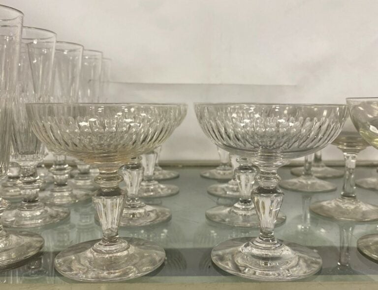Important ensemble de verrerie comprenant une trentaine de coupes et verres sur…