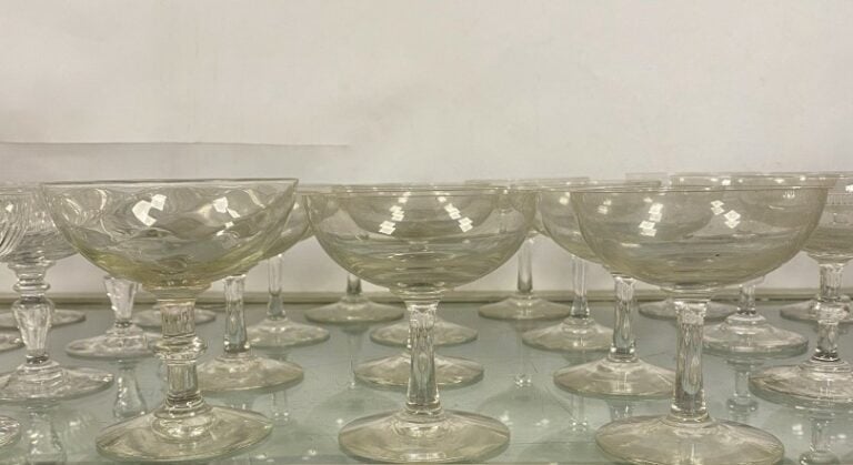 Important ensemble de verrerie comprenant une trentaine de coupes et verres sur…