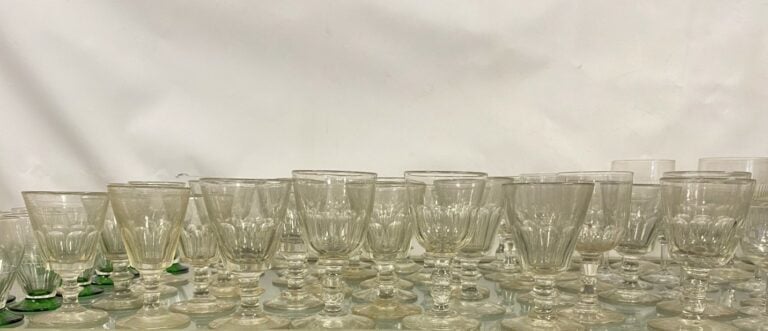 Important ensemble de verreries comprenant une vingtaine de verres taillés et e…