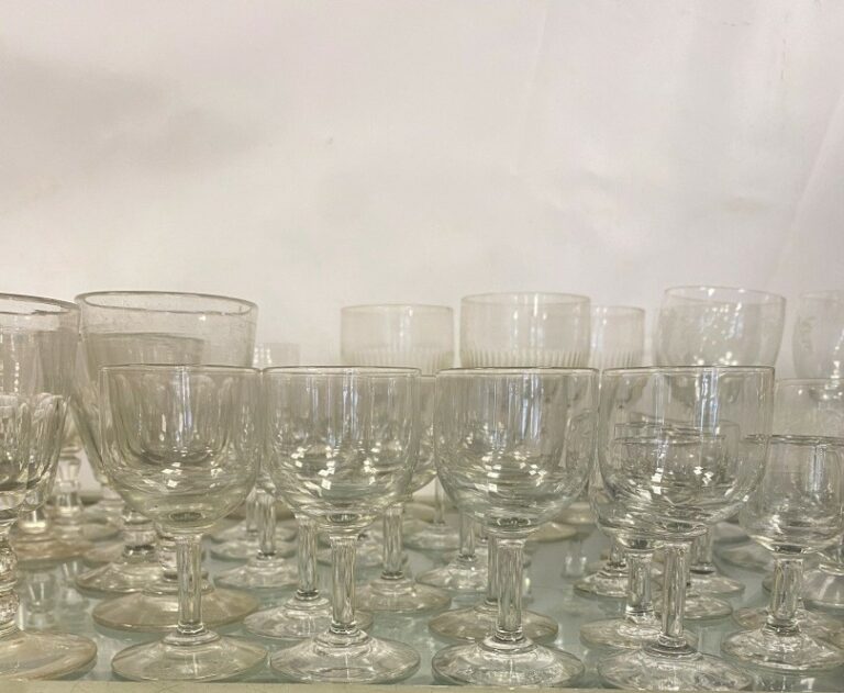 Important ensemble de verreries comprenant une vingtaine de verres taillés et e…