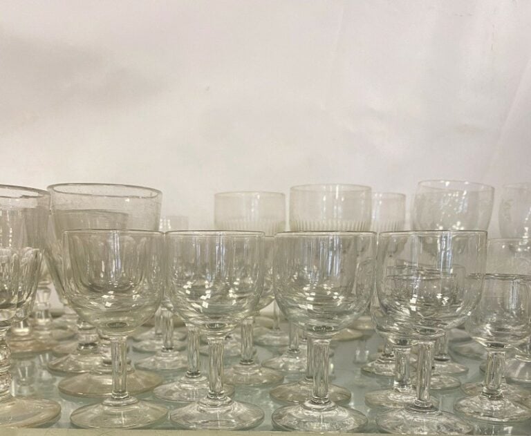 Important ensemble de verreries comprenant une vingtaine de verres taillés et e…