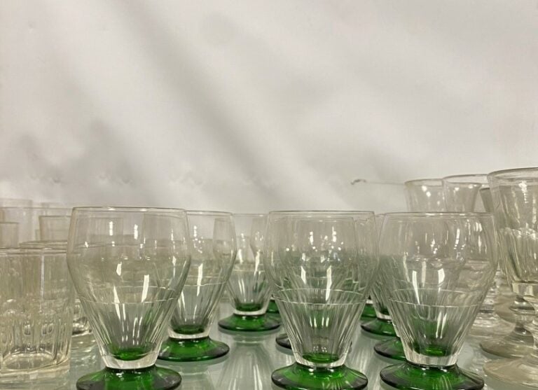 Important ensemble de verreries comprenant une vingtaine de verres taillés et e…