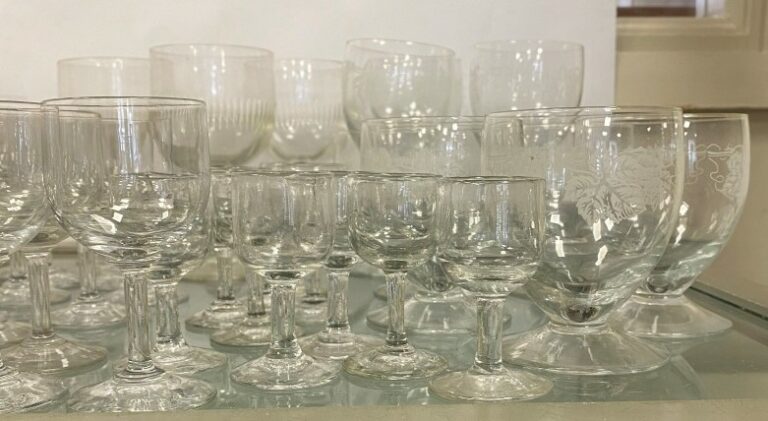 Important ensemble de verreries comprenant une vingtaine de verres taillés et e…