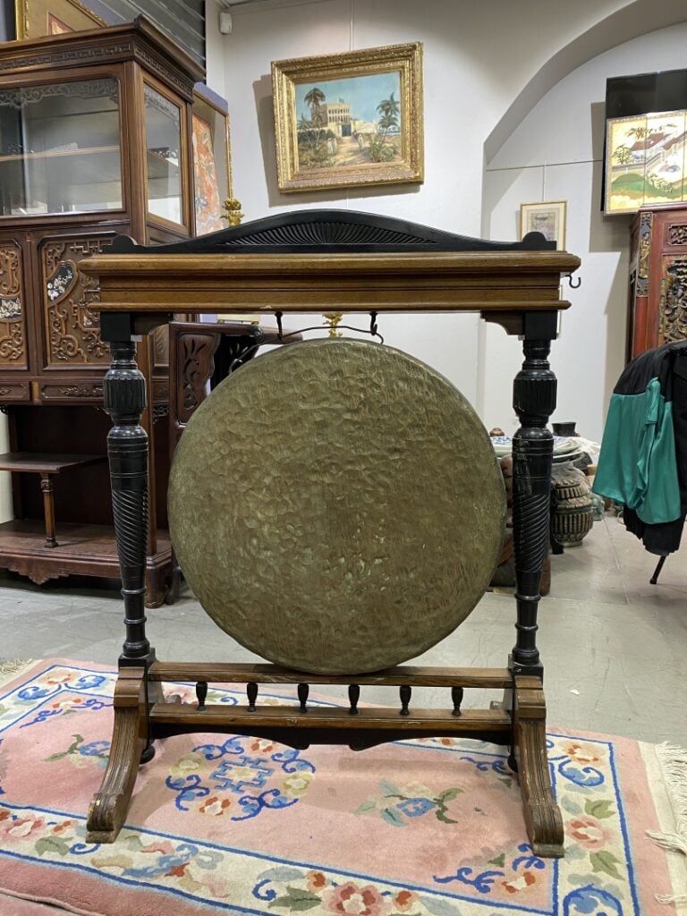 Important gong en métal et son support en bois et bois noirci orné de balustres…